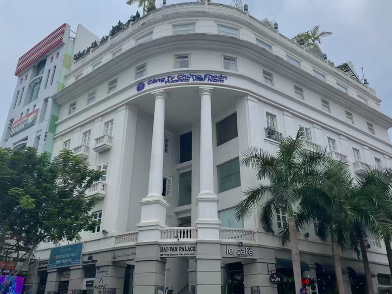 ダナン国際空港からの一本道、Nguyen Van Linh（グェンヴァンリン通り）に面した一角にあるハイヴァンパレス６FにCabanon Palace（キャバノンパレス）はあります。