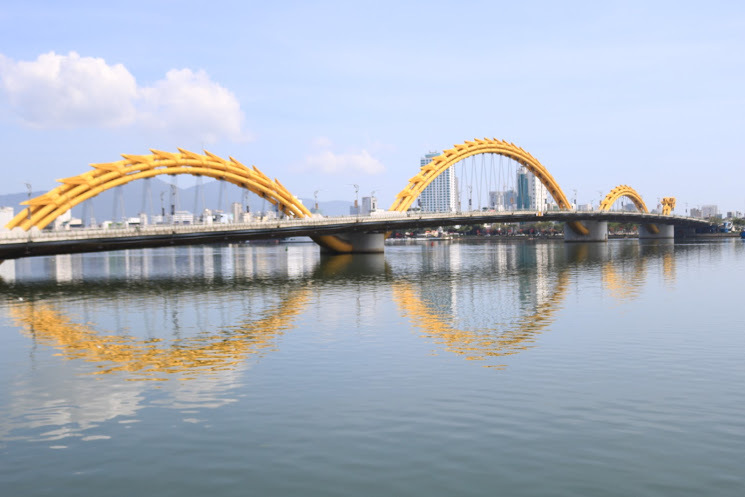 ダナン中心にかかるドラゴン橋