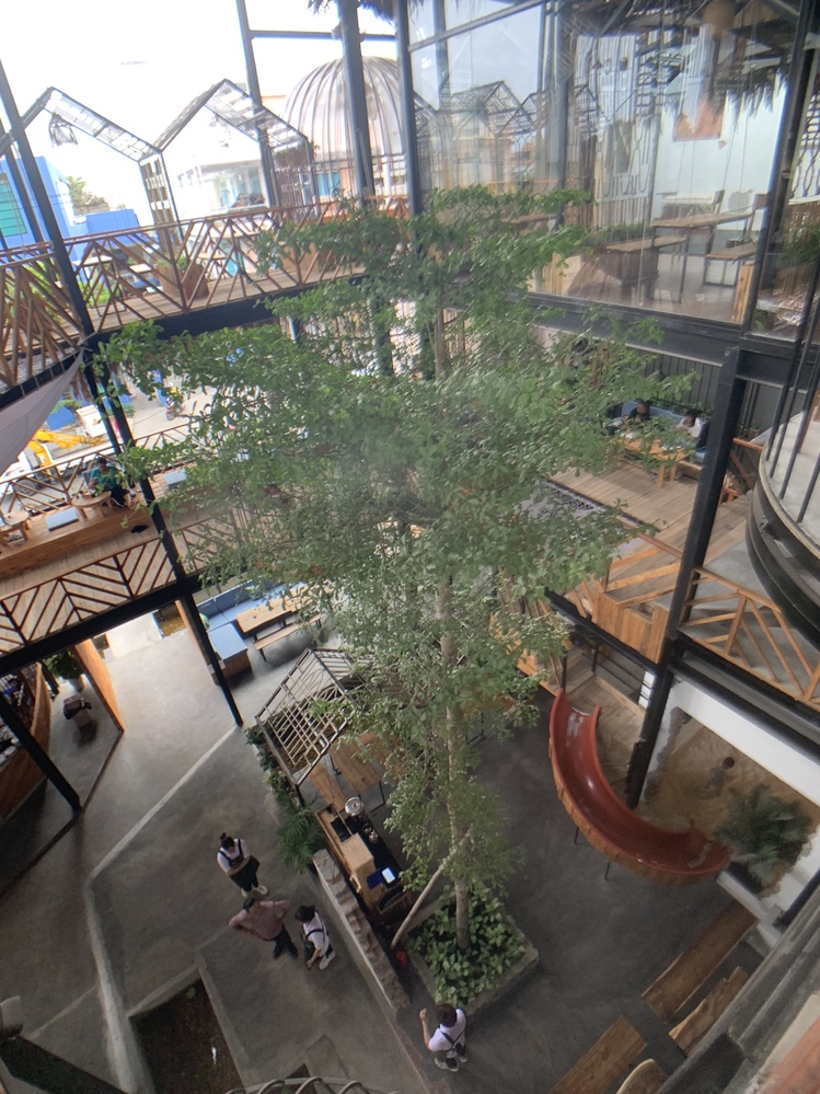 三階からなる広々カフェ