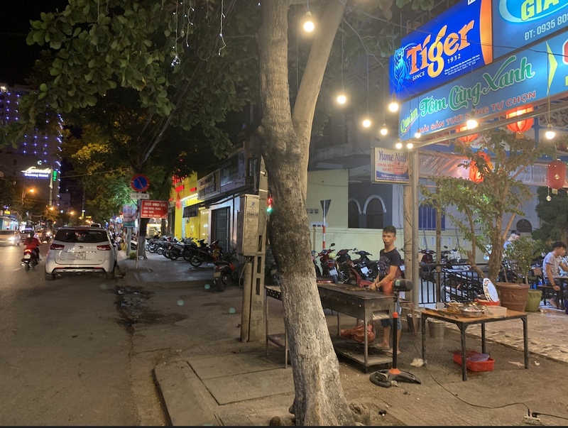 路地に入ったところに位置しています