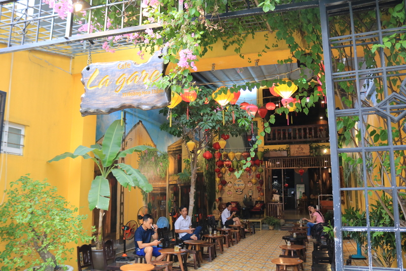 ダナン駅の前にあるホイアンのコンセプトのローカルカフェ