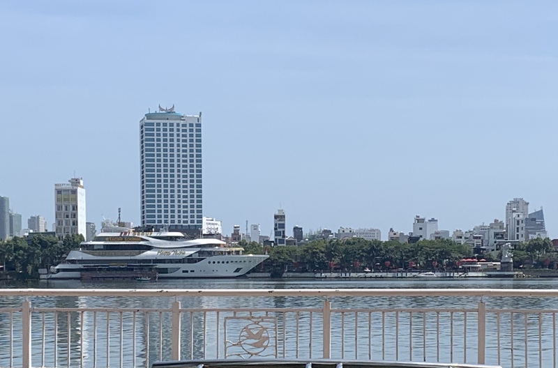 ダナン市内を横切るハン川に浮かぶ巨大船