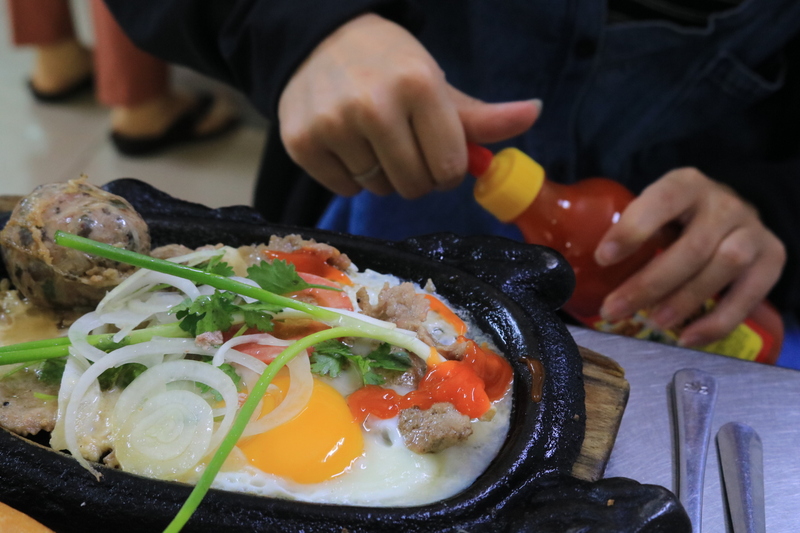 アツアツの鉄板にのった牛肉とタマゴが食欲をそそるボーネー