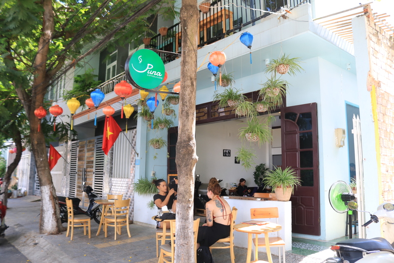 目印はランタンと緑の看板