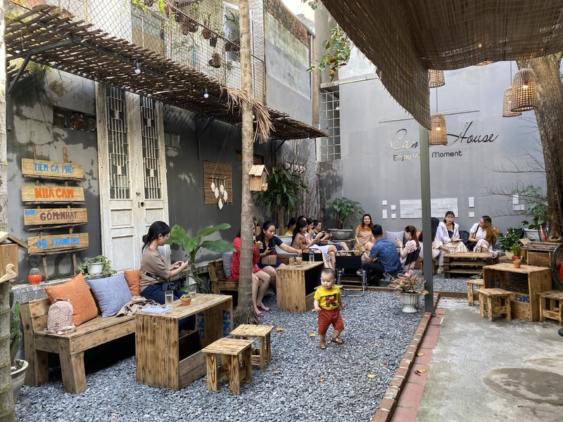 食器販売スペース併設の自然派カフェ