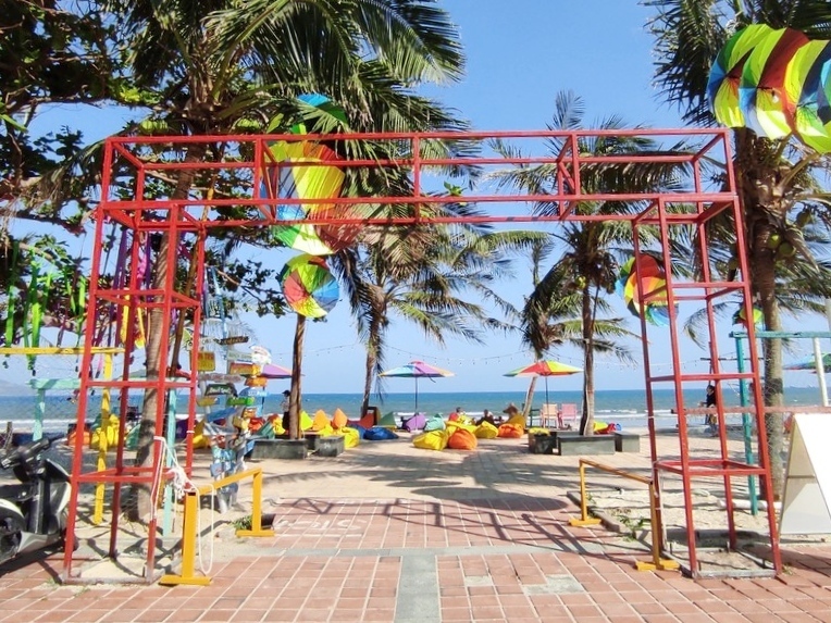 ソンチャ半島と市内を一望できるビーチ沿いカフェ