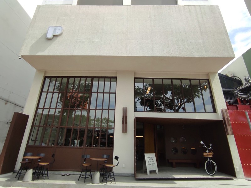 大通りのグエンバンリンに構えるカフェ