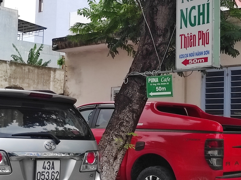 路地裏のコーヒーショップへは看板を目印に訪れよう