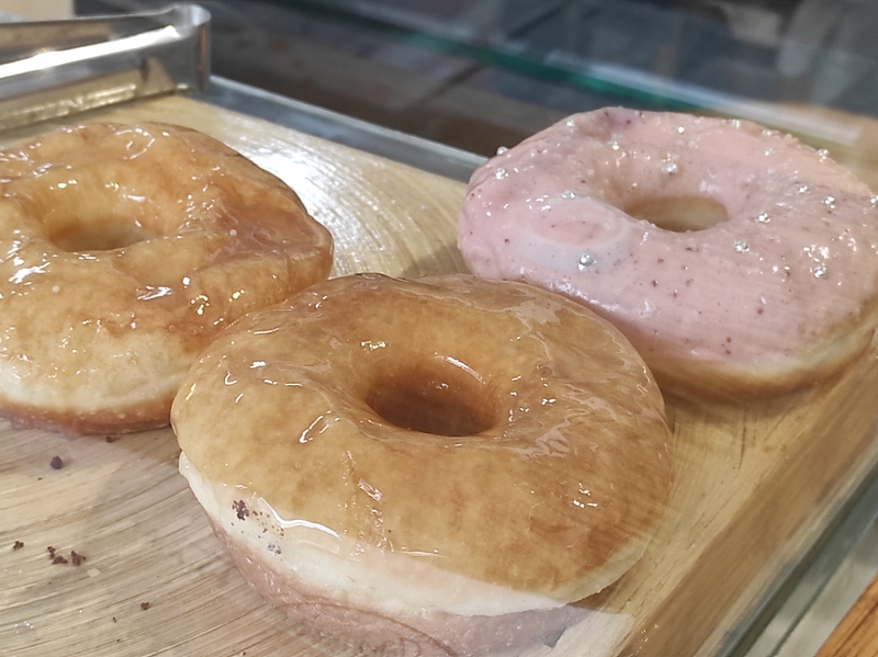 ドーナツやケーキが人気のお店