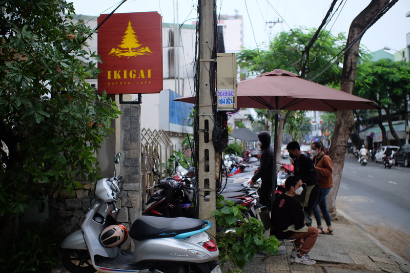 市内に忽然と現れる大きな庭付き一軒家カフェ