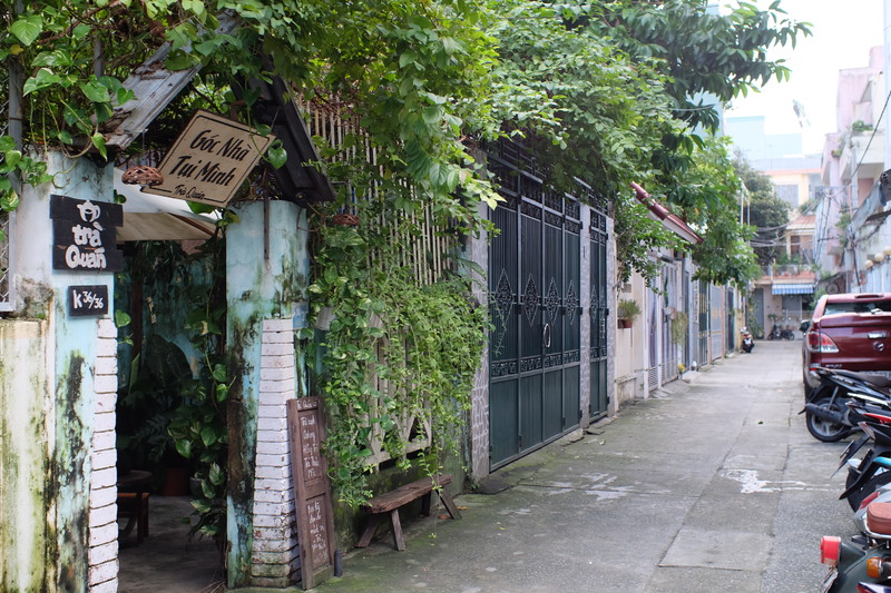 大通りから路地裏に入ると合わられる小さなお茶専門店