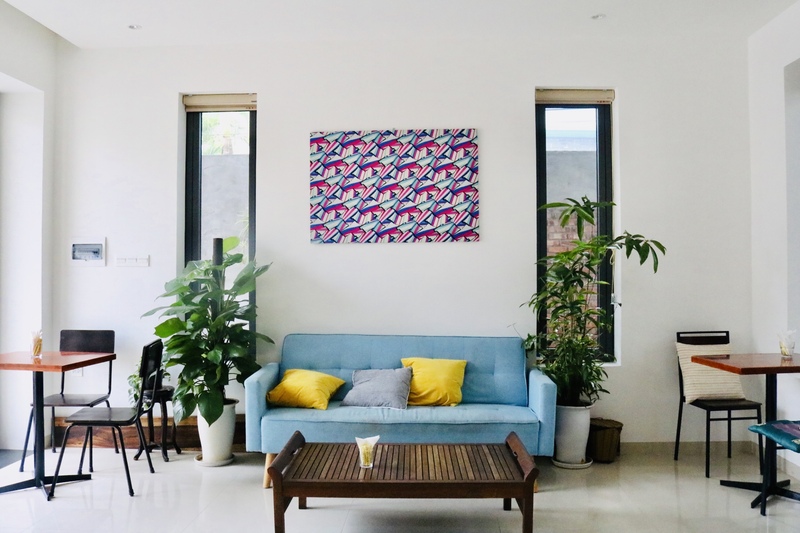 路地裏の一軒家の一階がカフェスペースに