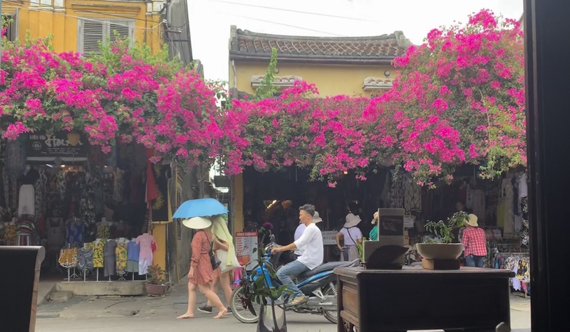 旧市街の一等地に構えるお土産店併設のカフェ