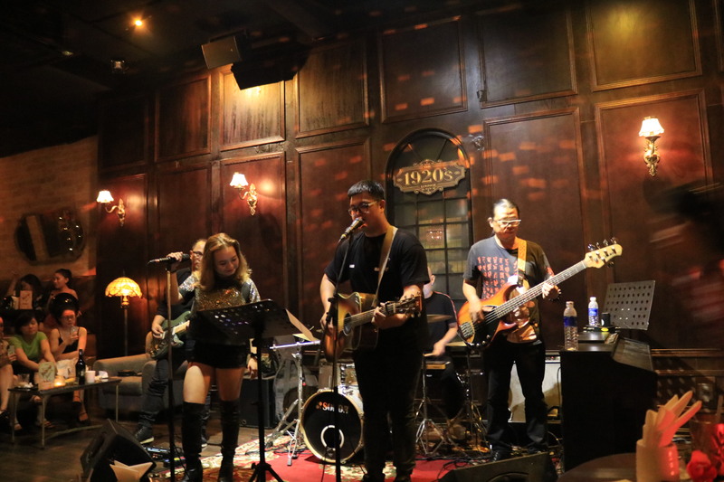 バーでは紙をもらい、曲を書いてリクエストすることも可能です。