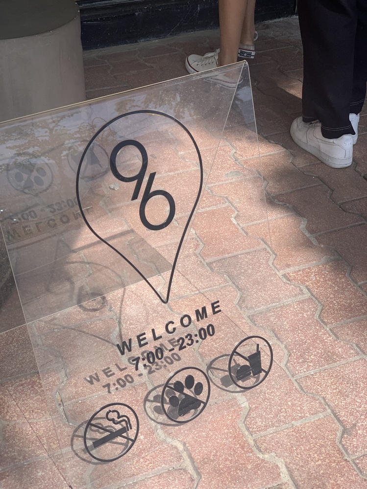 市内中心のハン川沿いに構えるカフェ