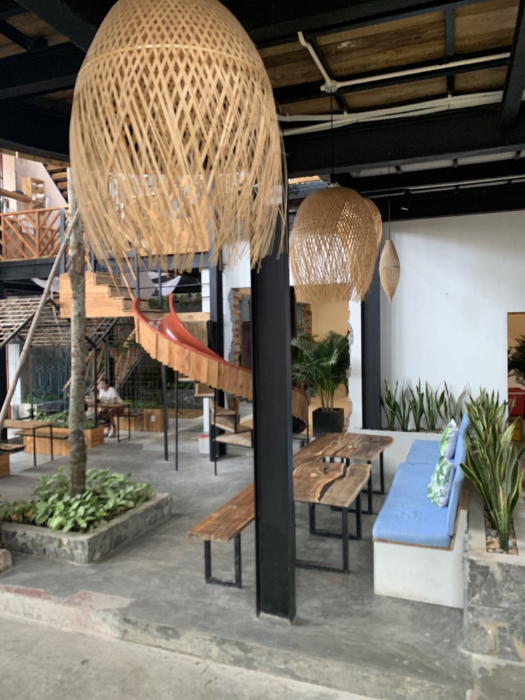 ４～６人ぐらい座れる広い席が多いです。