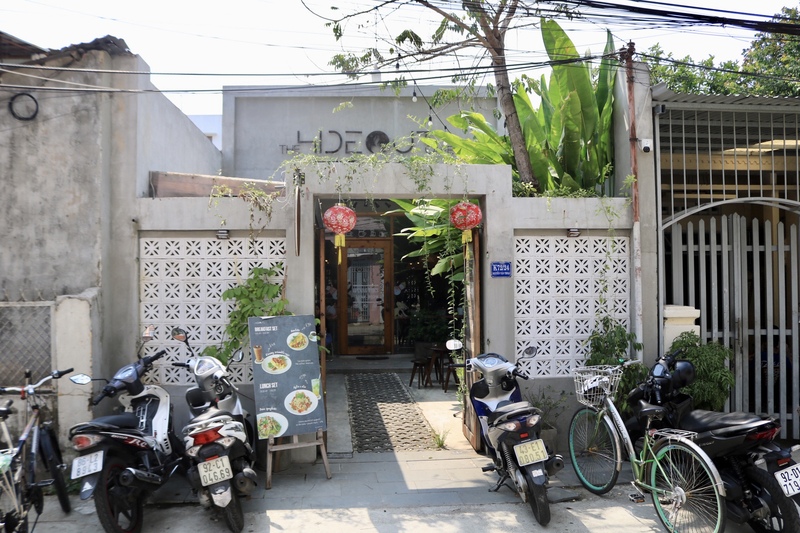 正面からみたThe hide out cafe