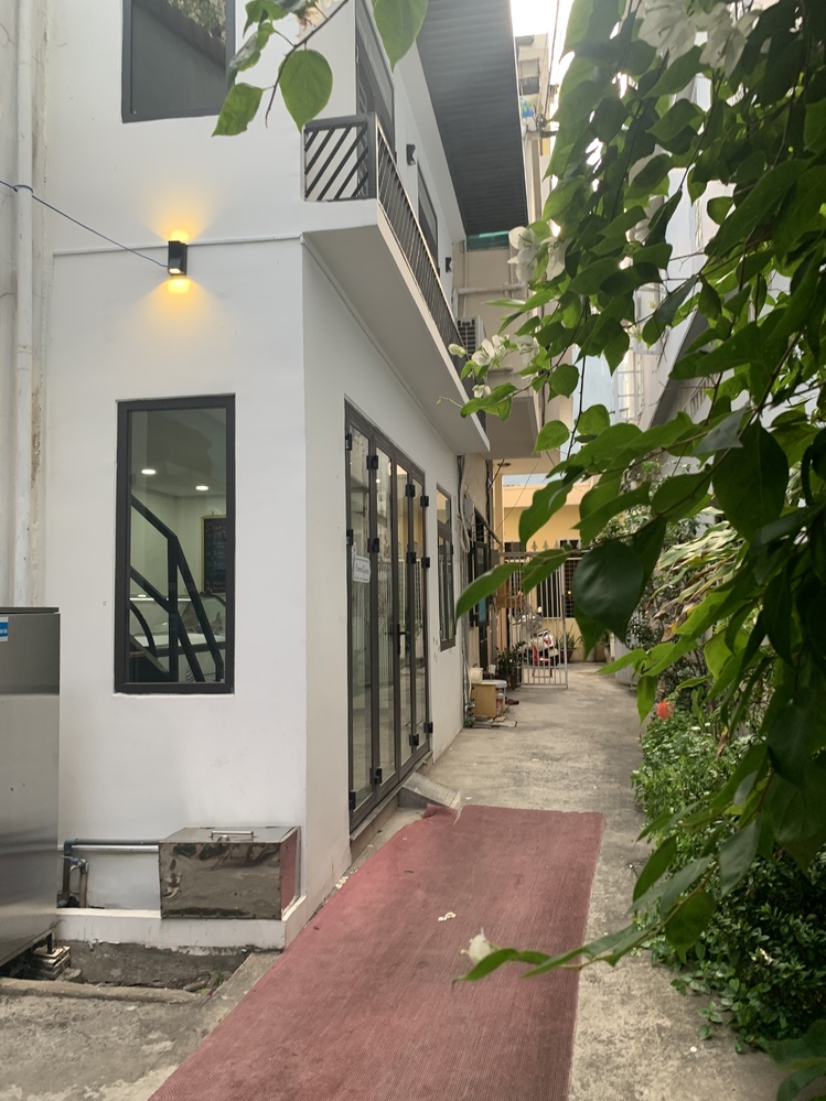 店舗は奥まった場所にありますが、大きな看板が目印