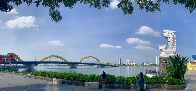 ダナン市内を横切るハン川に浮かぶ巨大船