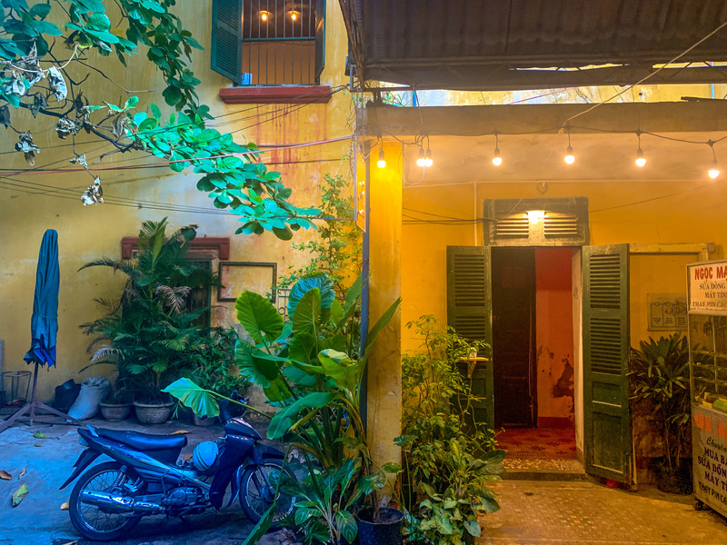 裏側にある入口