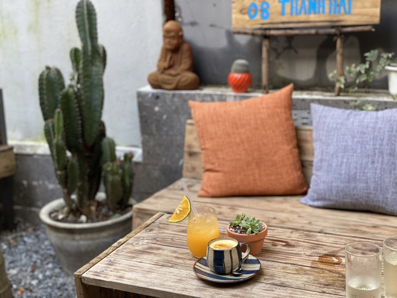 食器販売スペース併設の自然派カフェ