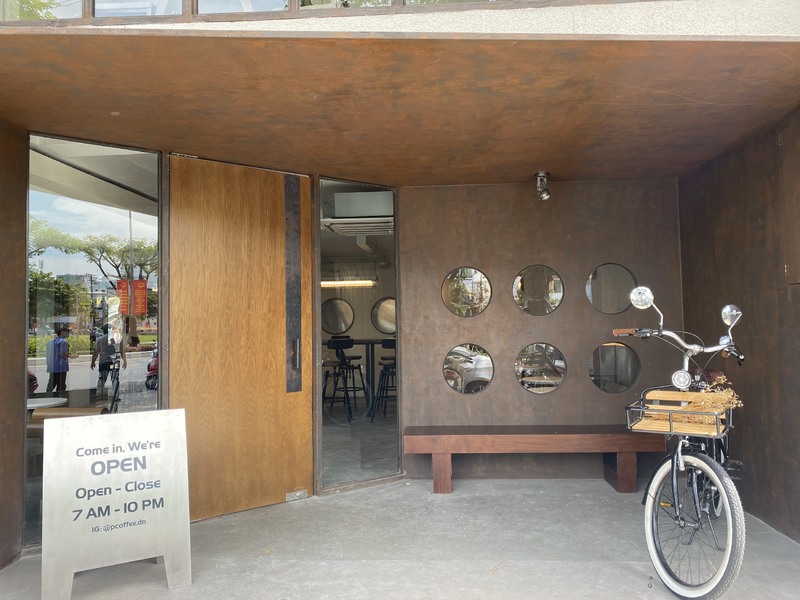 そんな場所にドンっと構えたのがこの周辺は人気のカフェ「フックロン」「ゴン茶」「ザ・コーヒーハウス」などが連なる立地
