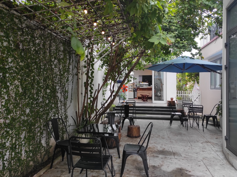 路地裏のコーヒーショップへは看板を目印に訪れよう