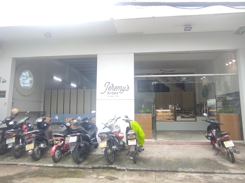 日系レストランU-sakebarの角を曲がった細い路地に移転