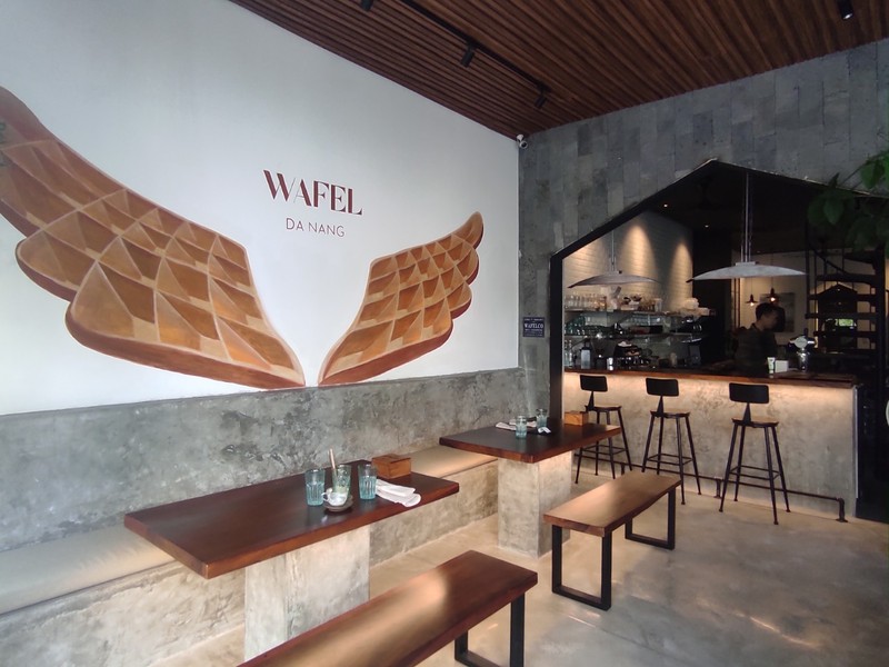 ベルギー人のオーナーが自ら内装を手掛けたスタイリッシュなカフェ