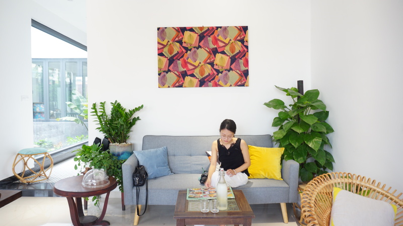 路地裏の一軒家の一階がカフェスペースに