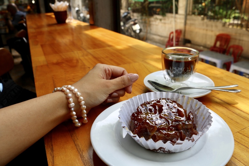 バナナケーキ（38,000VND）とCAFE SUA VIETNAMESE(45,000VND)