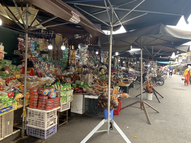 ホイアン市場は飲食店、食品、生活雑貨、衣服、が揃う大きな市場です。