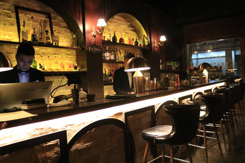 入口を入ると右手にカウンターバー。お一人様でも問題ありません。