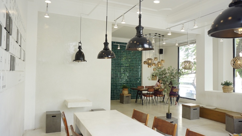 二階の大きな窓からは緑が映えて、涼しげな店内