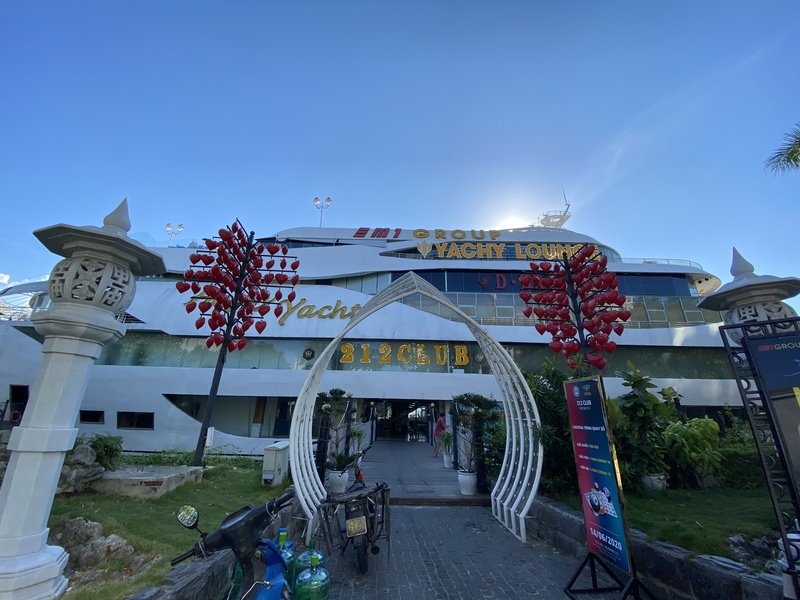 カフェ・レストラン・バーを併設したトレードマーク的存在の船