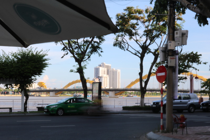 カフェからのドラゴンブリッジ