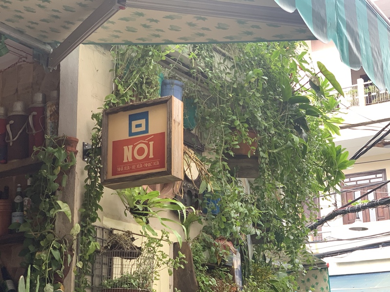 1号店・2号店どちらも外まで溢れ賑わいを見せる「Noi Cafe」