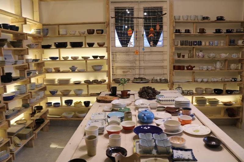 食器販売スペース併設の自然派カフェ