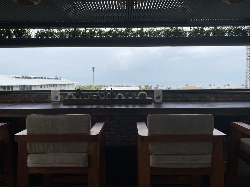 海を眺められる席もあります