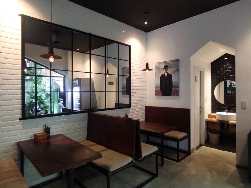 ベルギー人のオーナーが自ら内装を手掛けたスタイリッシュなカフェ