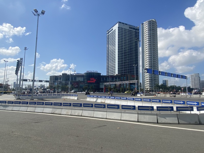 新しくなった道路は信号を設けた交差点に変身