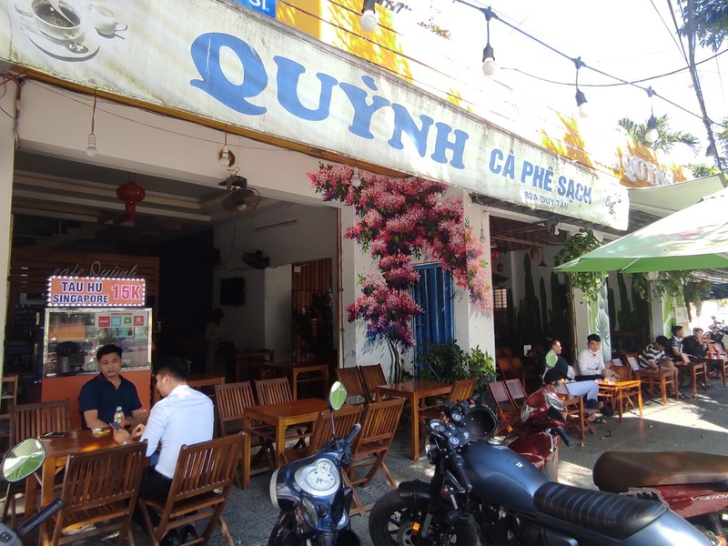ローカルカフェの一角で食べるおしゃれスイーツ