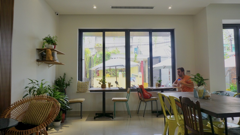 路地裏の一軒家の一階がカフェスペースに