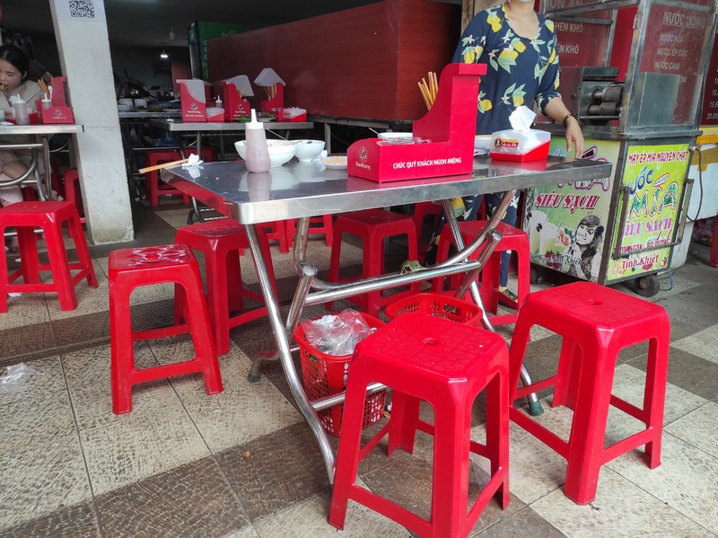 高い椅子なので座りやすく、店内も比較的清潔