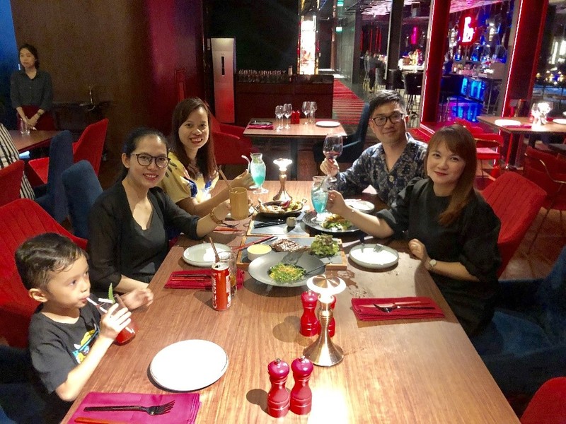 赤色をベースにした店内は、落ち着いた大人の空間を演出させています。