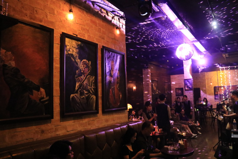 店内はバーカウンターに３名、奥の座席はほぼ満席。