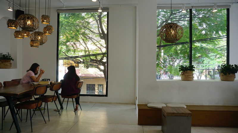 二階の大きな窓からは緑が映えて、涼しげな店内