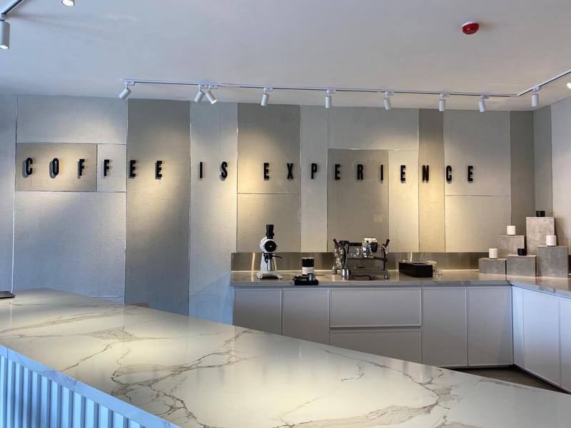 白を基調にした洗礼されたコーヒーショップ