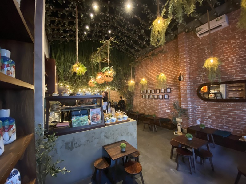 入口から見た店内・正面に注文場所があります