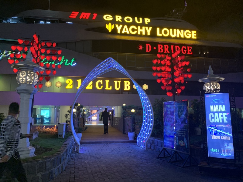 カフェ・レストラン・バーを併設したトレードマーク的存在の船